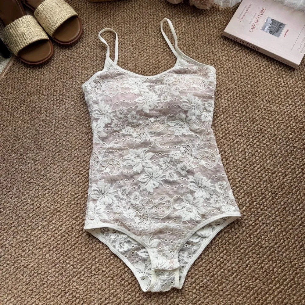 Elegant Hollow Lace Camisole with Pads Transparent Slim Fit Crop Tops Sleeveless U Neck Lace Corset Travel