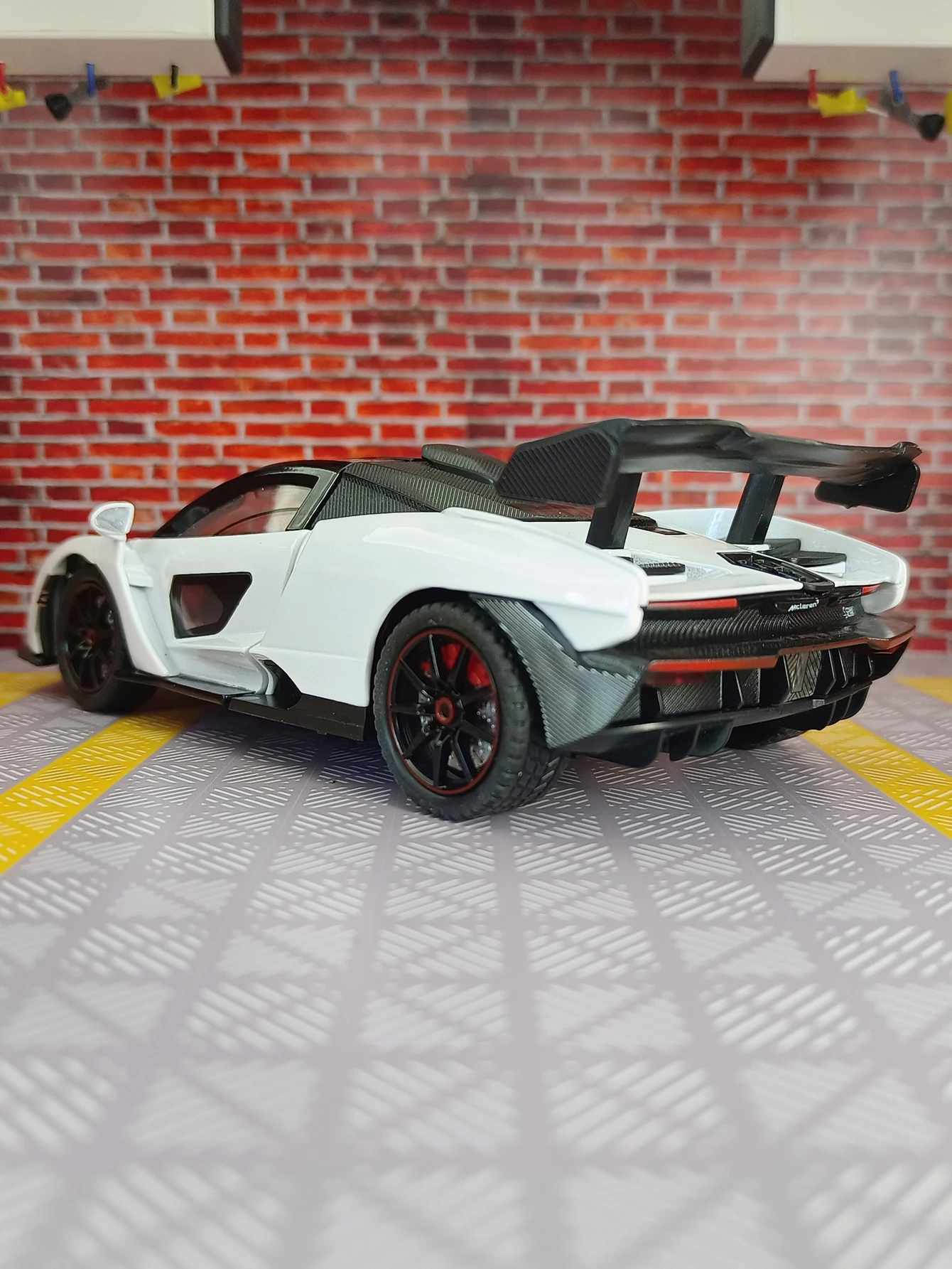 1:24 McLaren Senna alloy car model doors and engine hood, trunk can be opened rich details, fine workmanship, and good quality