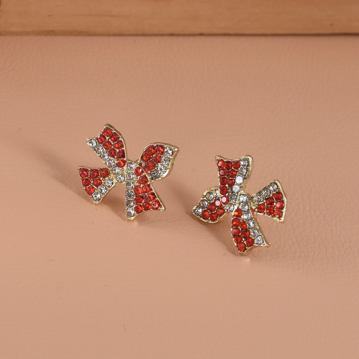 Pendientes de tuerca de diamantes superflash exquisitos, pendientes de niña con lazo rojo, todo con luz de lujo, retro japonés y coreano