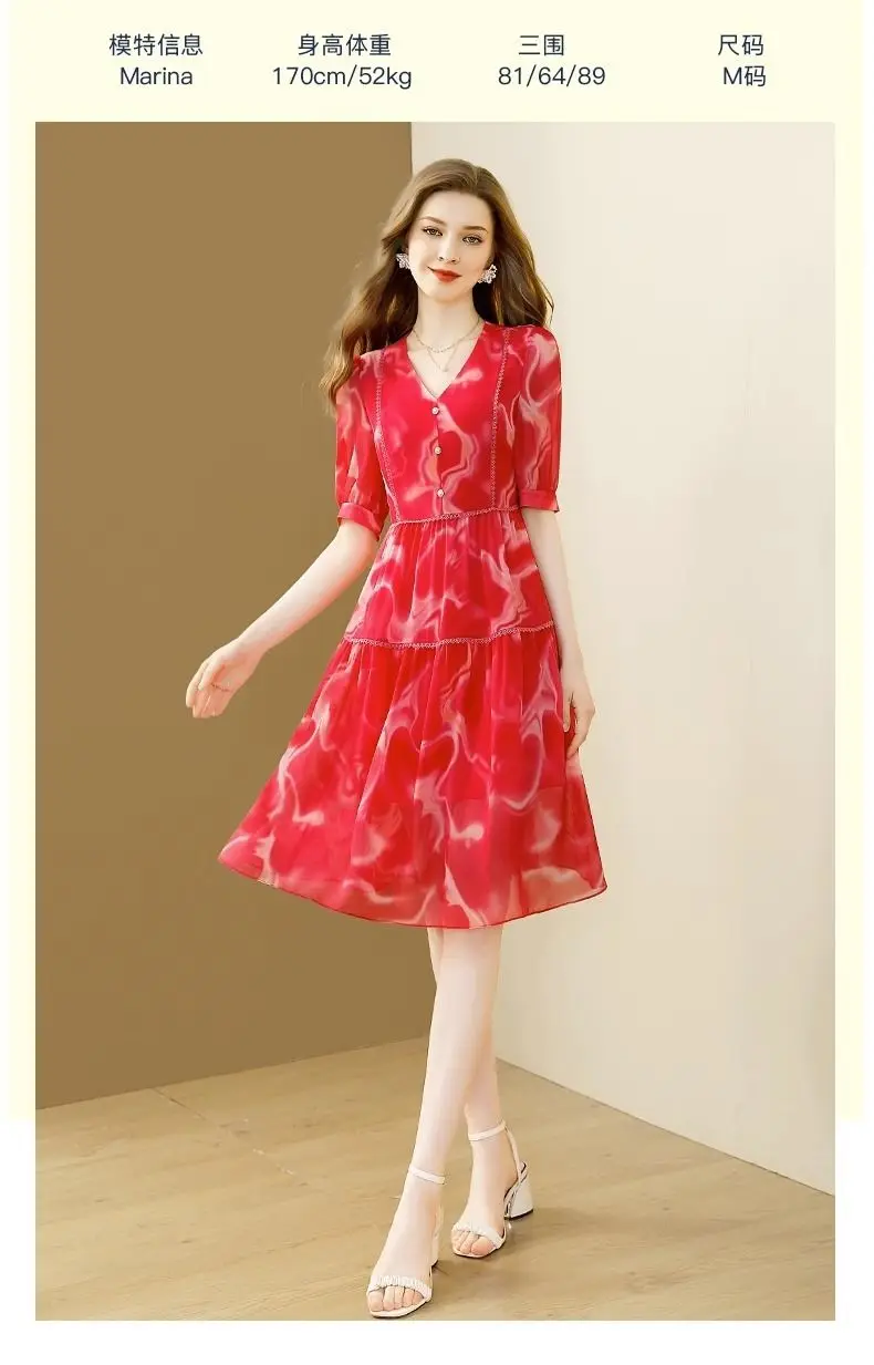 Elegancka sukienka midi z szyfonu w czerwony kwiatowy wzór z dekoltem w serek dla niskich kobiet.