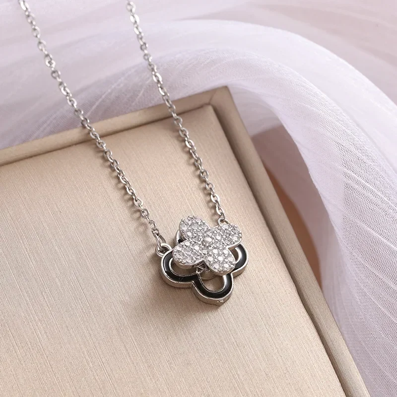 

2025 Простое, но креативное колье с четырьмя листами клевера, женская вращающаяся инкрустированная крестообразная цепочка и модное колье для одежды.