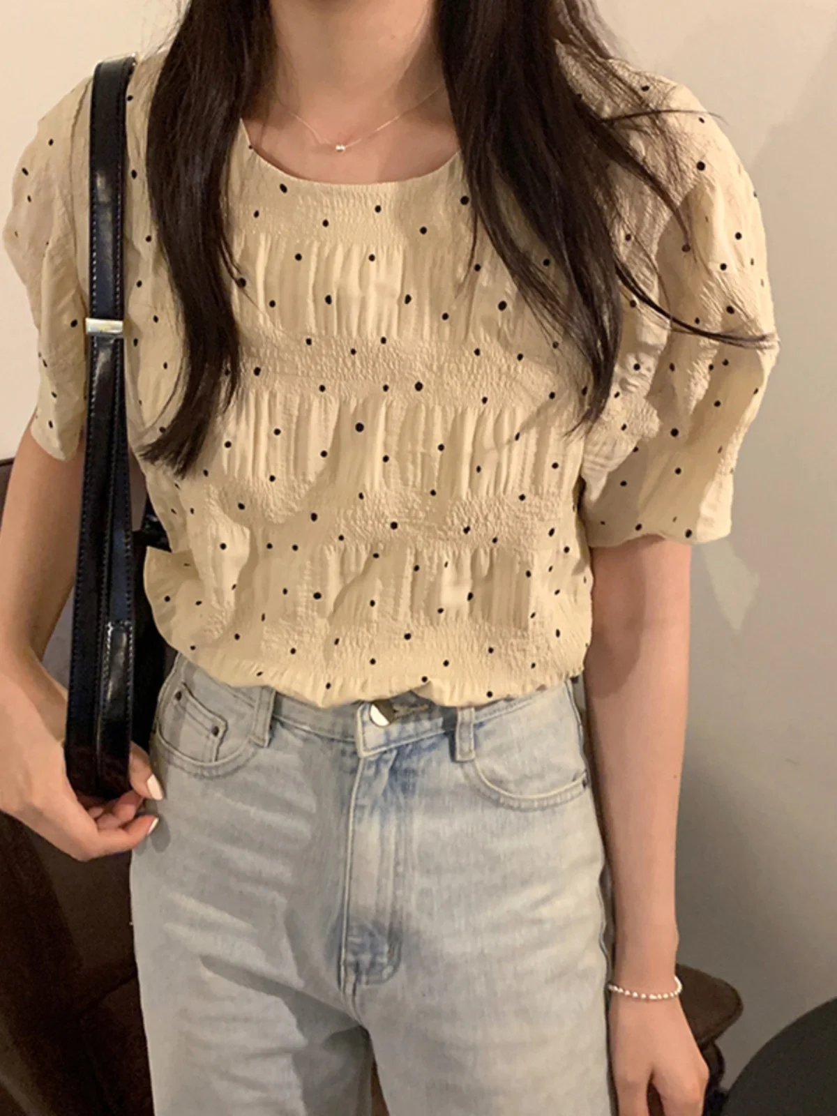 Koreański styl Sle Chic Retro w grochy, luźny, okrągły dekolt, krótki rękaw, bluzka damska na lato, luźny krój, marszczony design.