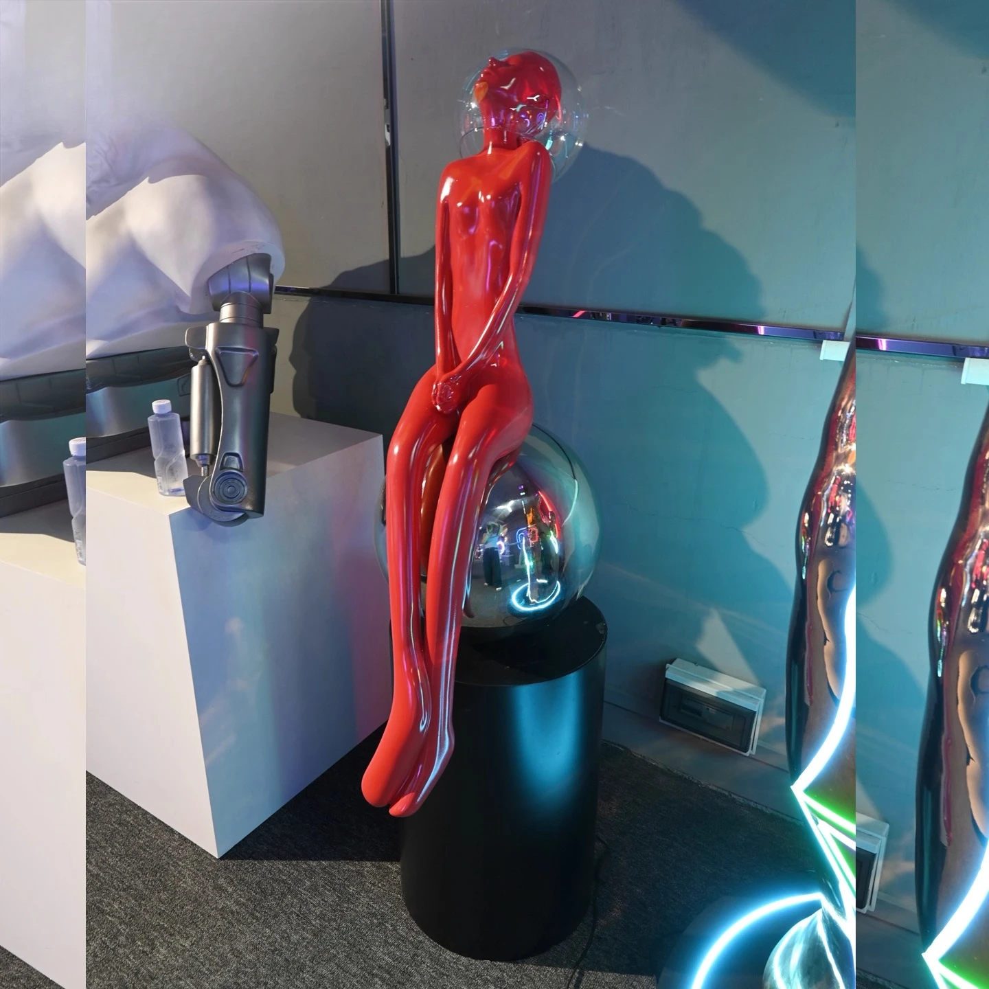 Installazione artistica della ragazza smaltata, scultura interstellare della tecnologia di fantascienza mecha bella ragazza grande orologio avanzato in