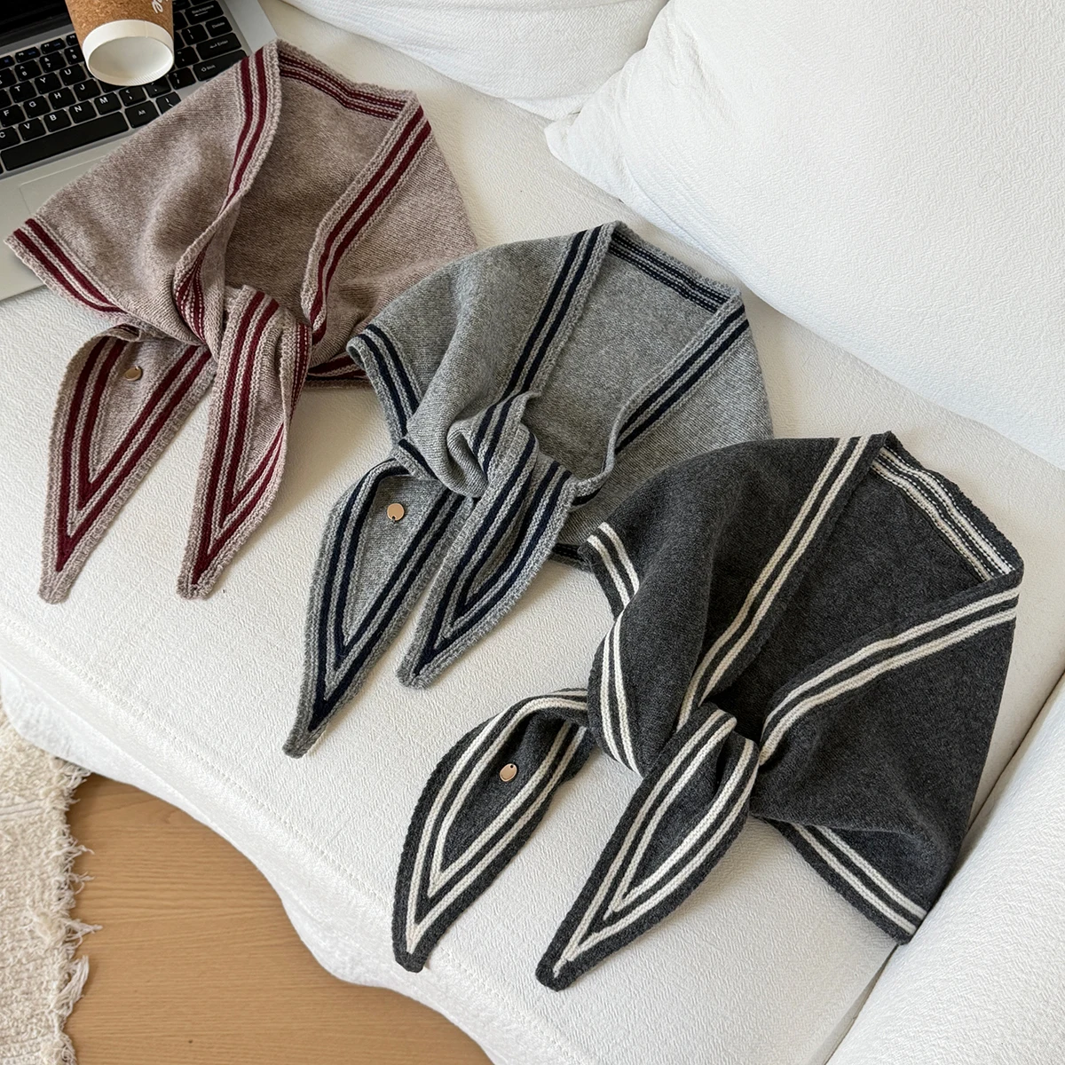 A New Autumn and Winter Decorative Solid Color Border Wool Knit Triangle Scarf for Women, Can Be Used as a Fake Collar, Decorative Scarf for Air-Conditioned Rooms, and a Fashionable Shawl