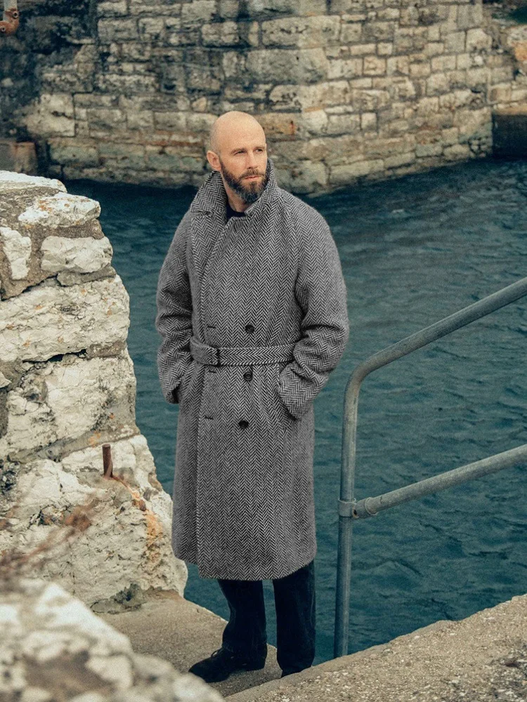 

Пальто из шерстяной смеси с отделкой по бокам, краям, крашениями, подолами, бортиками, каймами, фестонами, оборками, краями, крашеными краями, ворсистыми краями, волнистыми краями, а также в виде бордюров, ободков, бордюровых элементов, а также в качестве