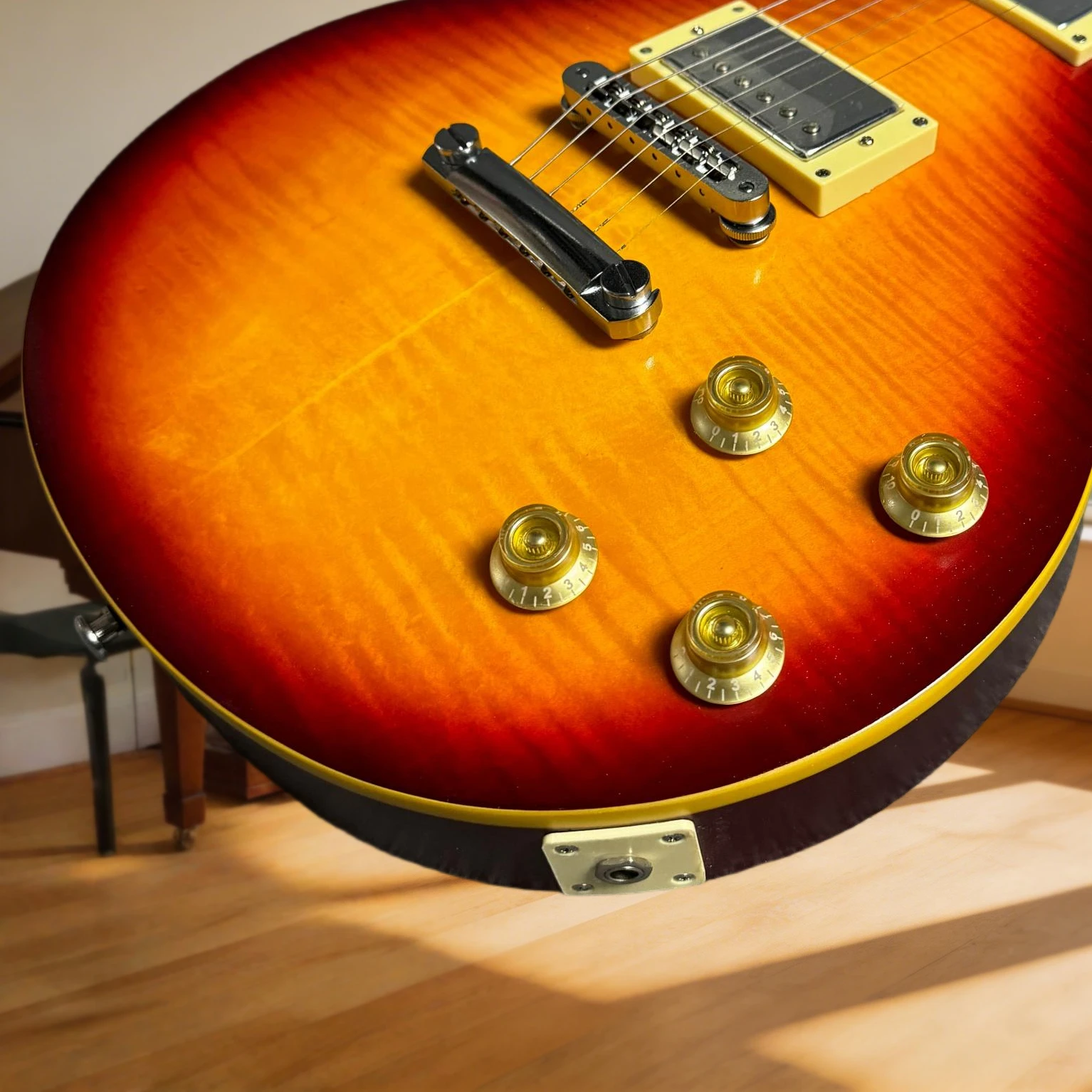 New Model Sunburst Tiger Stripe Electric Guitar Mahogany Bod