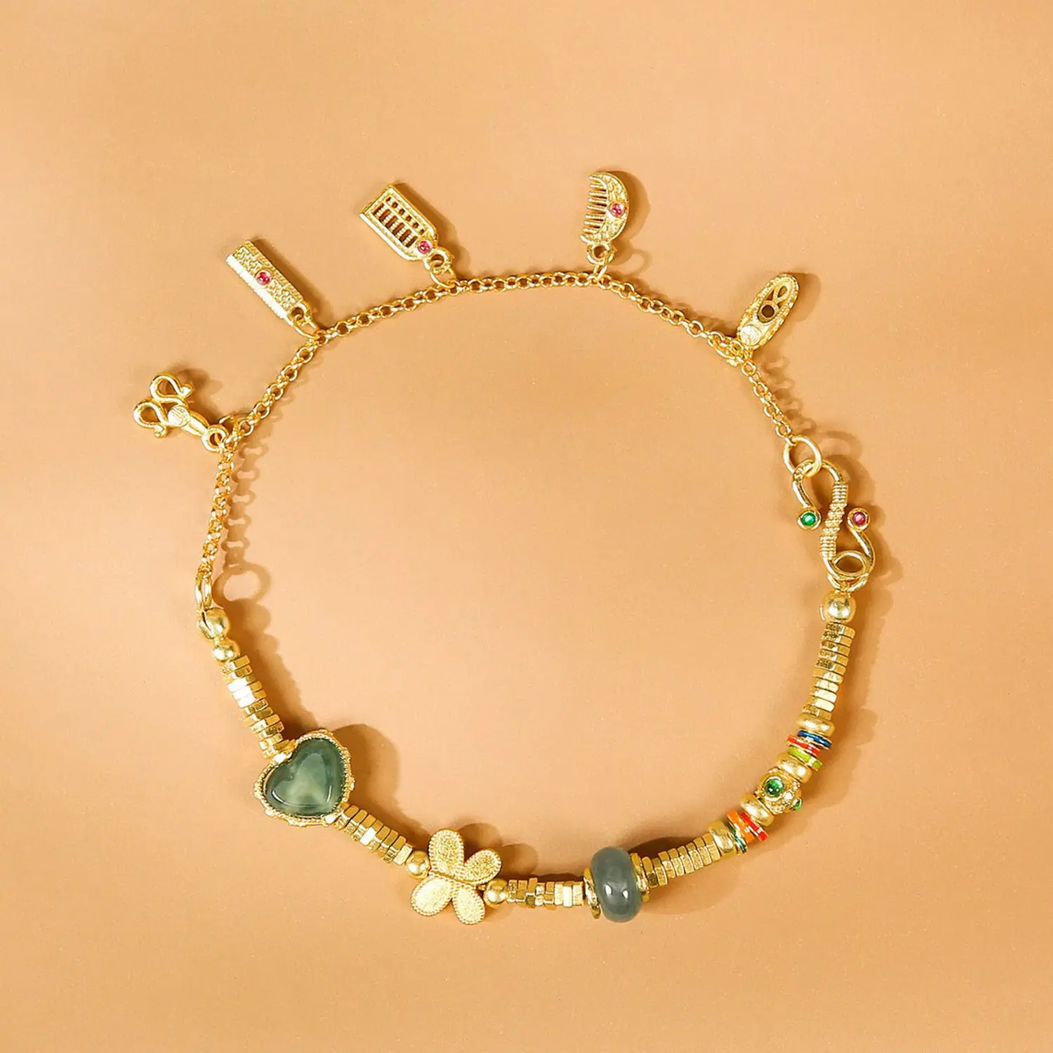 

Золотая цепочка-чокер с аквамарином и талисманами удачи – Яркие украшения в богемном восточном стиле