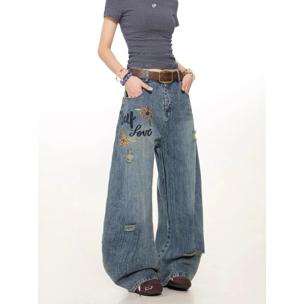 Calça Jeans Feminina Retrô com Bordado Floral, Perna Larga, Design Lavado e Solto, Estilo Hip Hop, Calça Longa Casual de Algo...