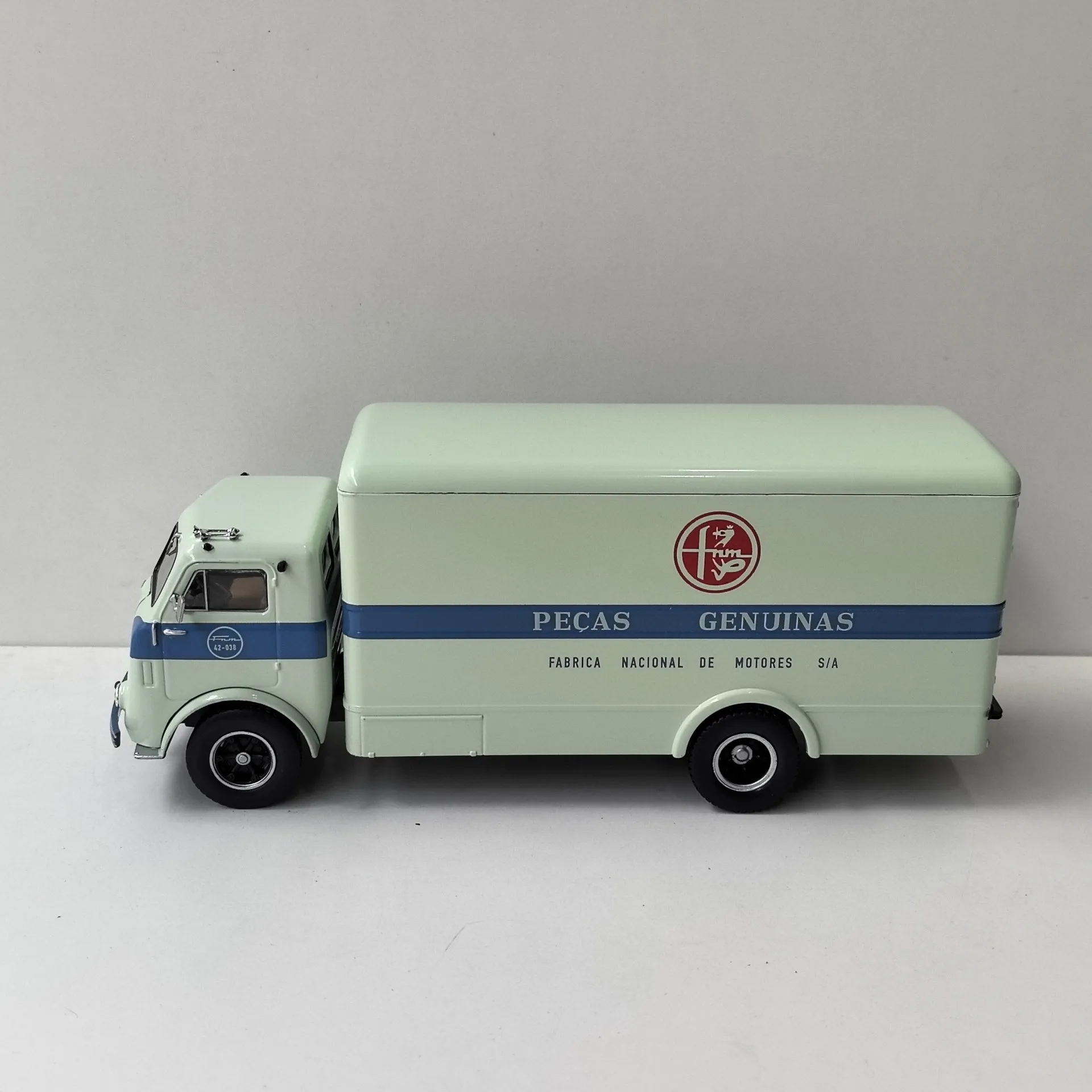 Druckguss IXO 1:43 Maßstab FNM D11000 LKW Van Automodell Frontlegierungskörper Kunststoffauto Modell Sammlerstück Spielzeug Geschenk Souvenir Display