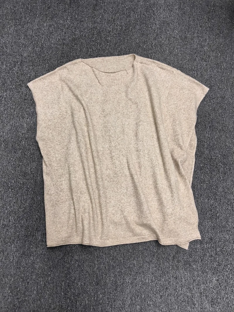 

Loose-Fitting, Oversized Knit Cape, New Fall/Winter 2025 Style, With A Relaxed Feel And Batwing Sleeves.