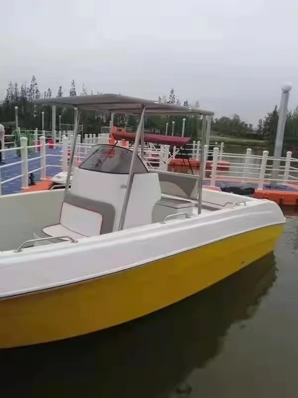 Barcos de pesca pequenos e de alta qualidade com motores e reboques