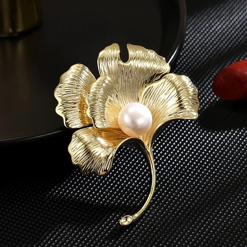 Brooch for Women Gold Color Ginkgo biloba Brooches Pearl Inlaid Clothing Decoration Pins ladies High Quality Jewelry Party Gifts