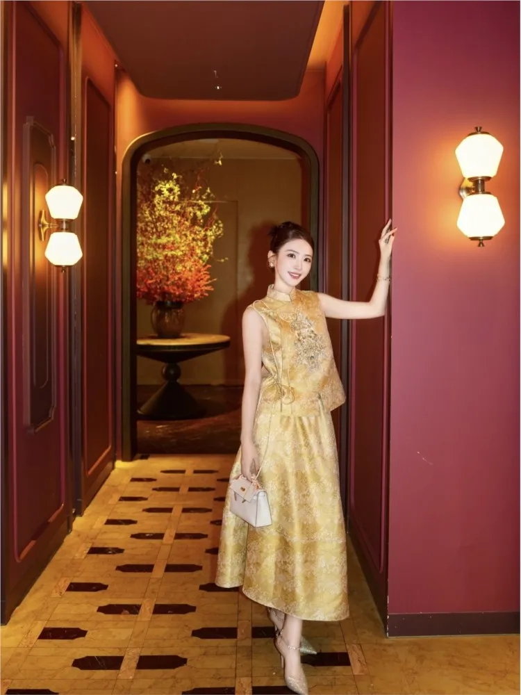 A new Chinese-style stand-up collar jacquard light luxury heavy embroidery vest and skirt set for women