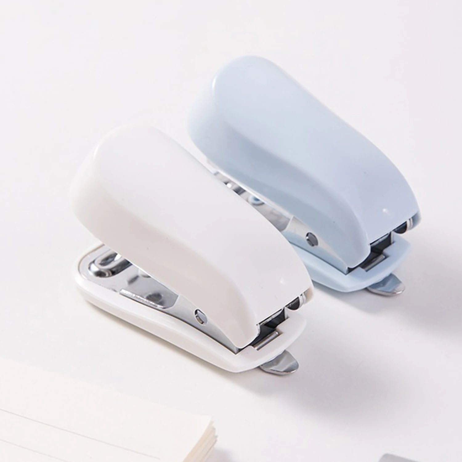 Мини-степлер, портативный маленький степлер и скобы для переплета бумаги, студенческие офисные канцелярские принадлежности, синий, розовый, белый
