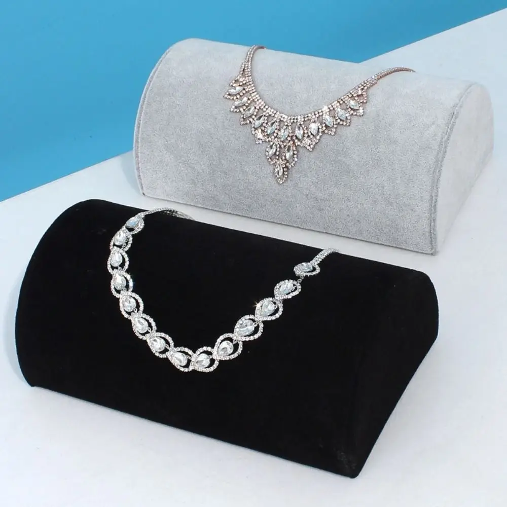 أنيقة المخملية سوار عرض حامل نصف دائري عرض العداد مجوهرات المنظم حامل عداد عرض الرف متجر المجوهرات