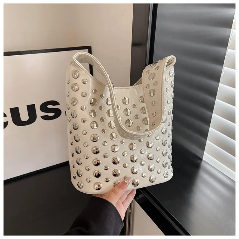 2026-new-model-popular-ladies'-hammered-stud-fashion-handbag-for-carrying-water-suitable-for-young-women's-retro-motorcycle-cro