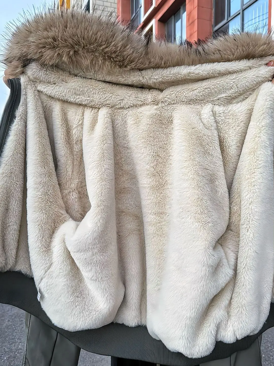 

Американская женская зимняя одежда 2025 года: новая модель, утепленная флисом, с большим меховым воротником, свободного кроя, с капюшоном, из хлопка, для создания стройного силуэта.