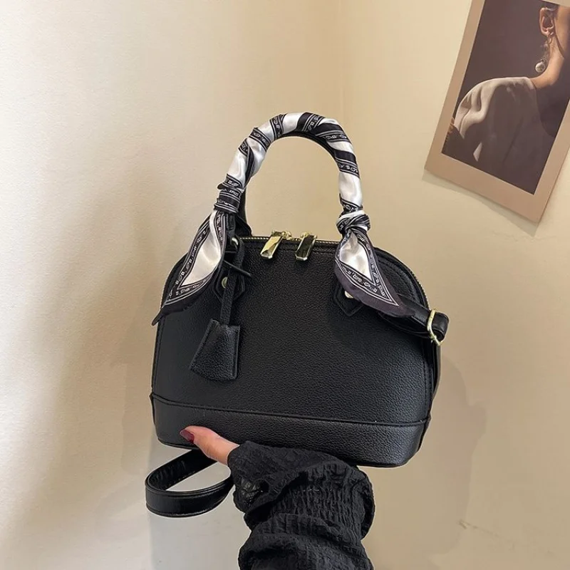 

High-End Ladies Messenger Bag Crafted From Fine Leather Featuring Casual Simple Vintage And Paris Commuter Look​