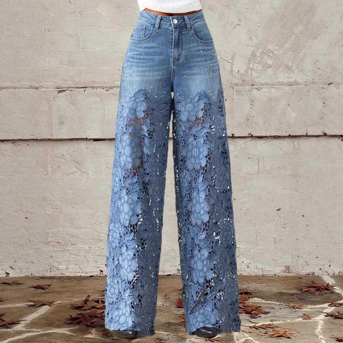 Hochgeschnittene Weite Jeans mit Blumen-Spitzen-Patchwork und Pailletten, Distressed Denim-Hose für Boho-Urlaub und Streetwear
