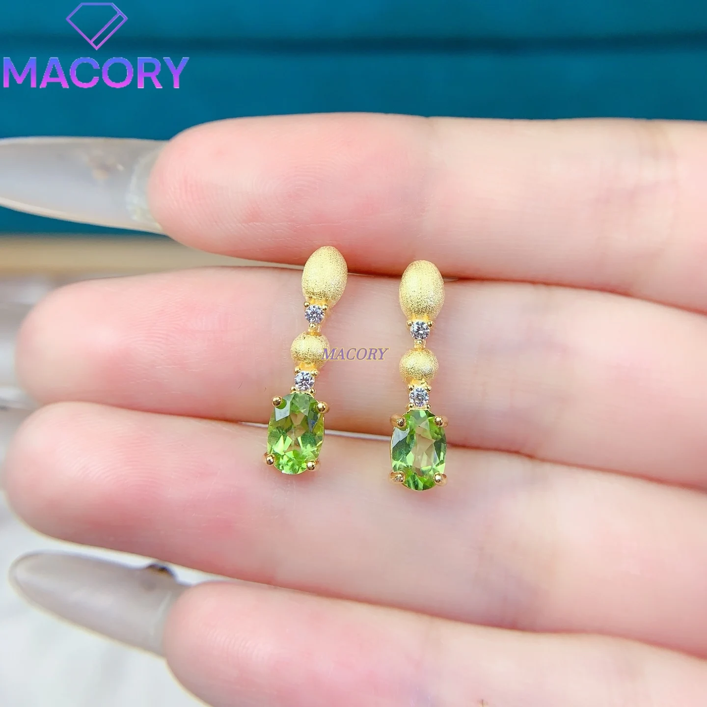 

The new natural peridot stud earrings are high-quality sterling silver women's jewelry with exquisite and atmospheric appearance