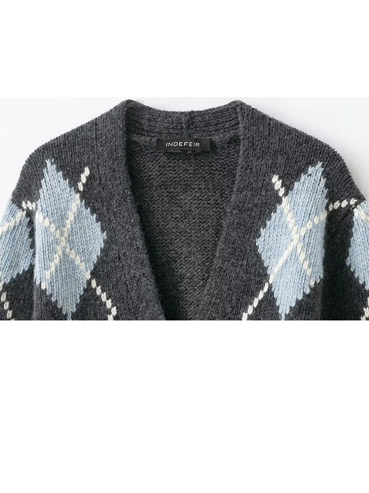 เสื้อคาร์ดิแกนถักไหมพรมหนานุ่มอเนกประสงค์แฟชั่นฤดูหนาวปี 2025 สำหรับผู้หญิง ทรงหลวม สวมใส่เป็นเสื้อนอกได้ อุ่นสบาย ผ้าขนสัตว์ คอวี แขนยาว