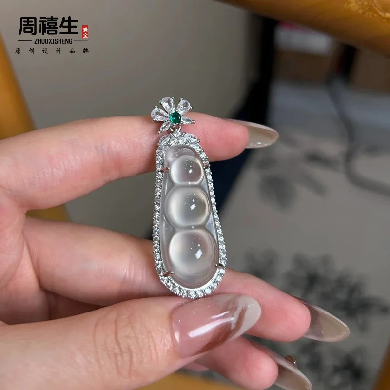 

Natural high-transparency white agate chalcedony pendant with peace symbol and four-season bean design