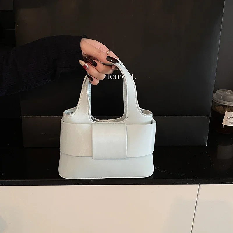 

Stylish Women's Messenger Bag In Premium Leather, Crossbody Function With Shoulder Strap Luxury Brand Elegant