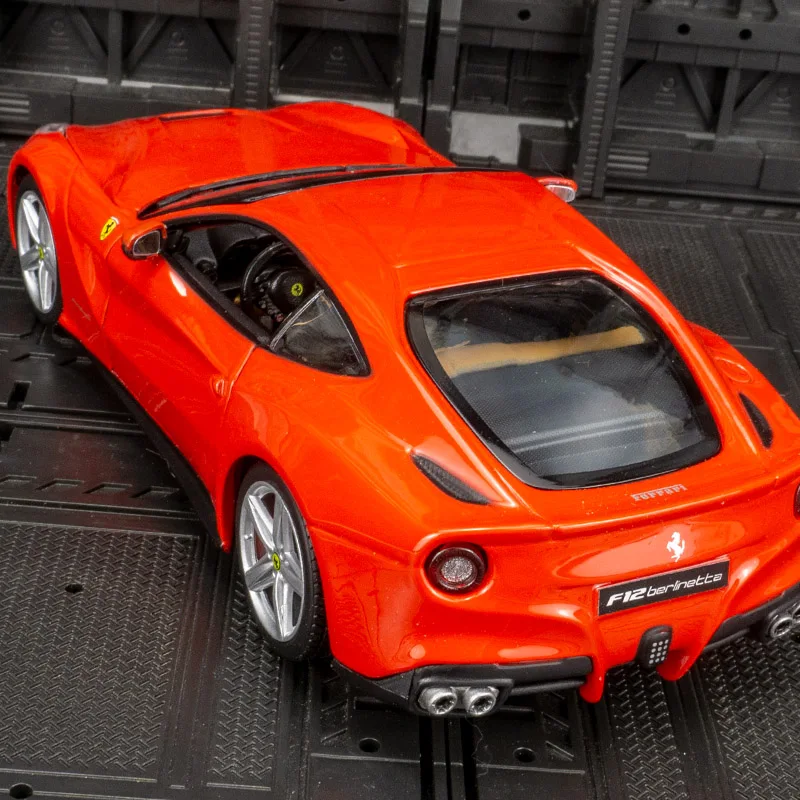 

Bburago 1:24 simulation Ferrari F12 berlinetta alloy racing car model with doors and hood that can be opened