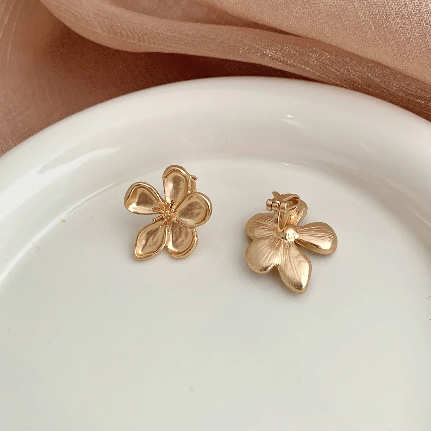 Elegant Niche Light Luxury Clip on Earrings Gold Firework Cluster Retro Minimalist Blue Flower Design No Piercing Ear Jewelry