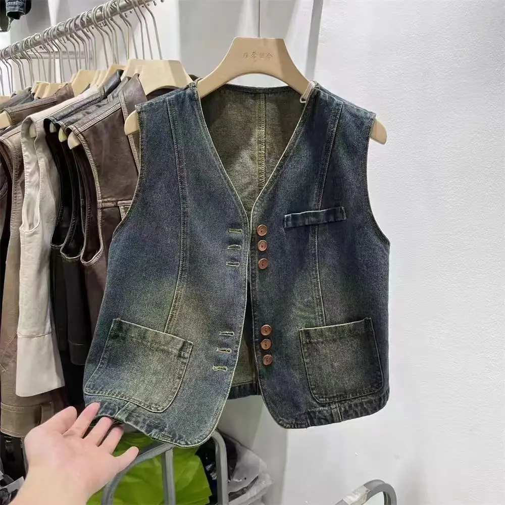 Retro sem mangas denim colete feminino 2025 primavera novo vintage com decote em v curto versátil jaqueta chique botão bolso topo na moda