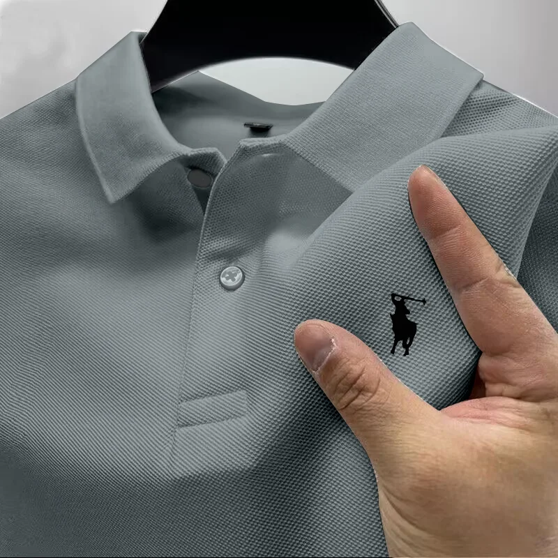 Herren-Poloshirt mit mehreren Farboptionen. Kurzärmeliges T-Shirt mit Pferdemotiv-Kragen. Business-Casual Atmungsaktive Golfkleidung – Detail 10