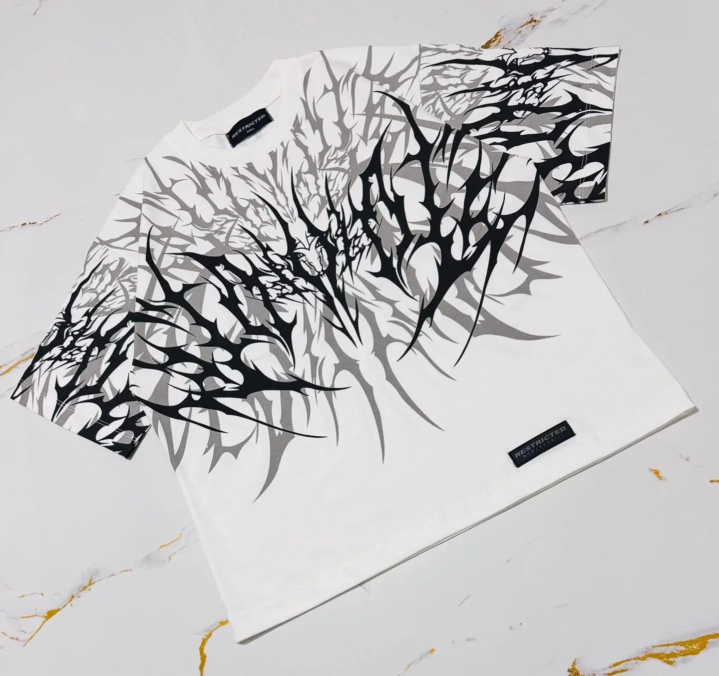 Y2K Cyberpunk Gothic T-Shirt mit Edgy Dornen-Textur-Print aus Reiner Baumwolle, Streetwear-Mode Grafik-T-Shirt im Urbanen Stil mit Komfortabler Passform – Detail 10