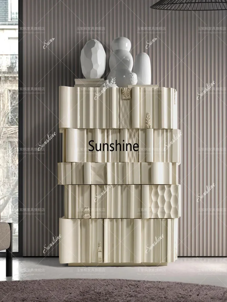 

Французская гостиная с прикроватной тумбочкой и шкафчиком для хранения вещей у стены в спальне.