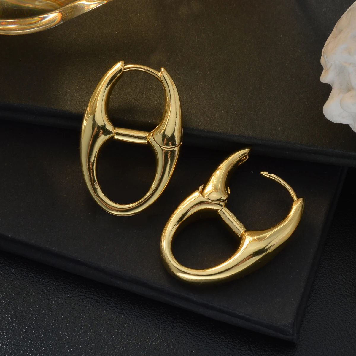 Thick Gold Plated Oval Huggie Hoop Earring for Women Chunky U Shape Snap Copper Ear Hoops Minimalist Statement Daily Ear Jewelry