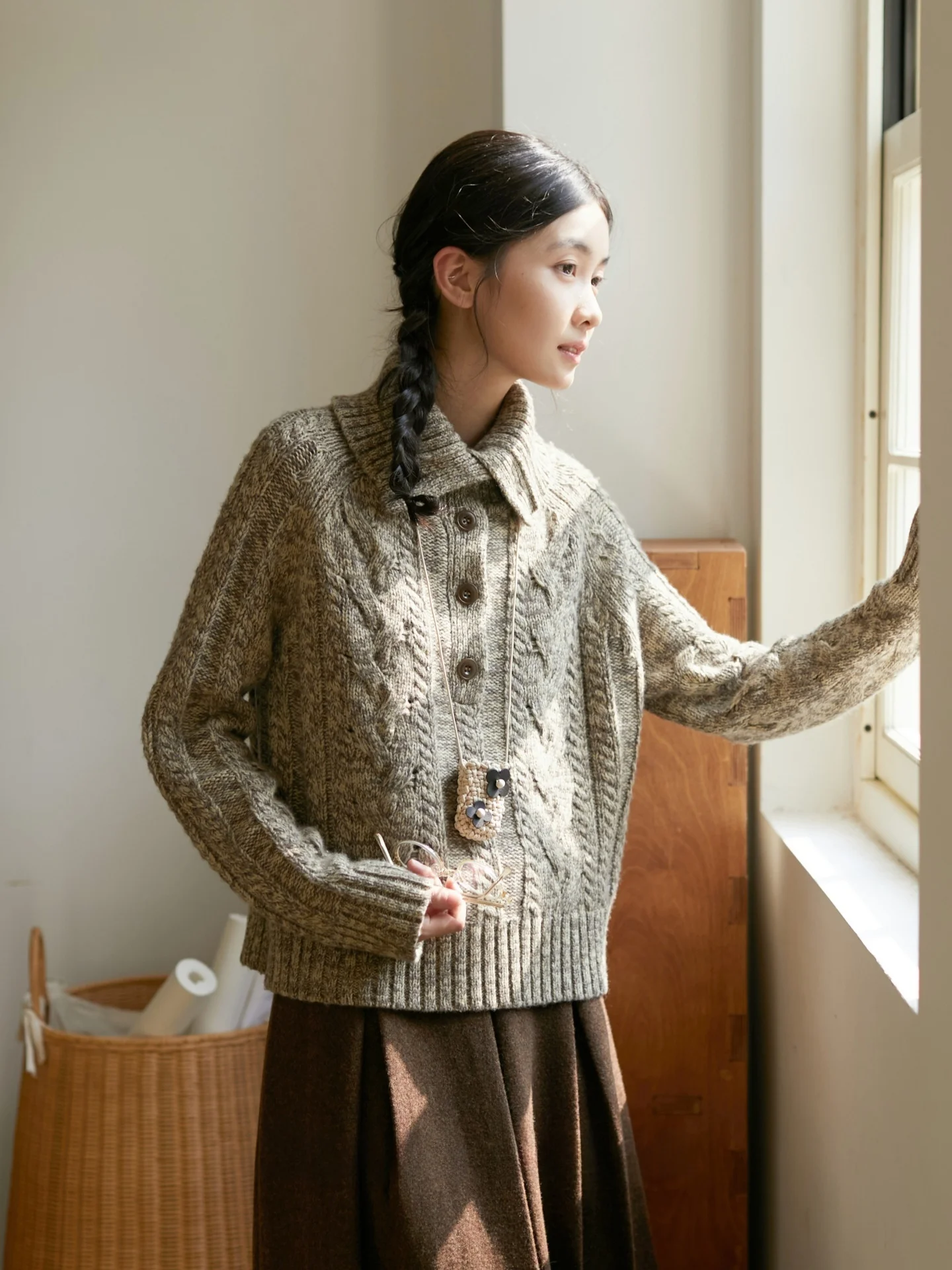 

Женский вязаный свитер Ss Sense осенне-зимний, винтажный, с ажурным цветочным узором, с высоким воротом, с открытым вырезом, с длинными рукавами.