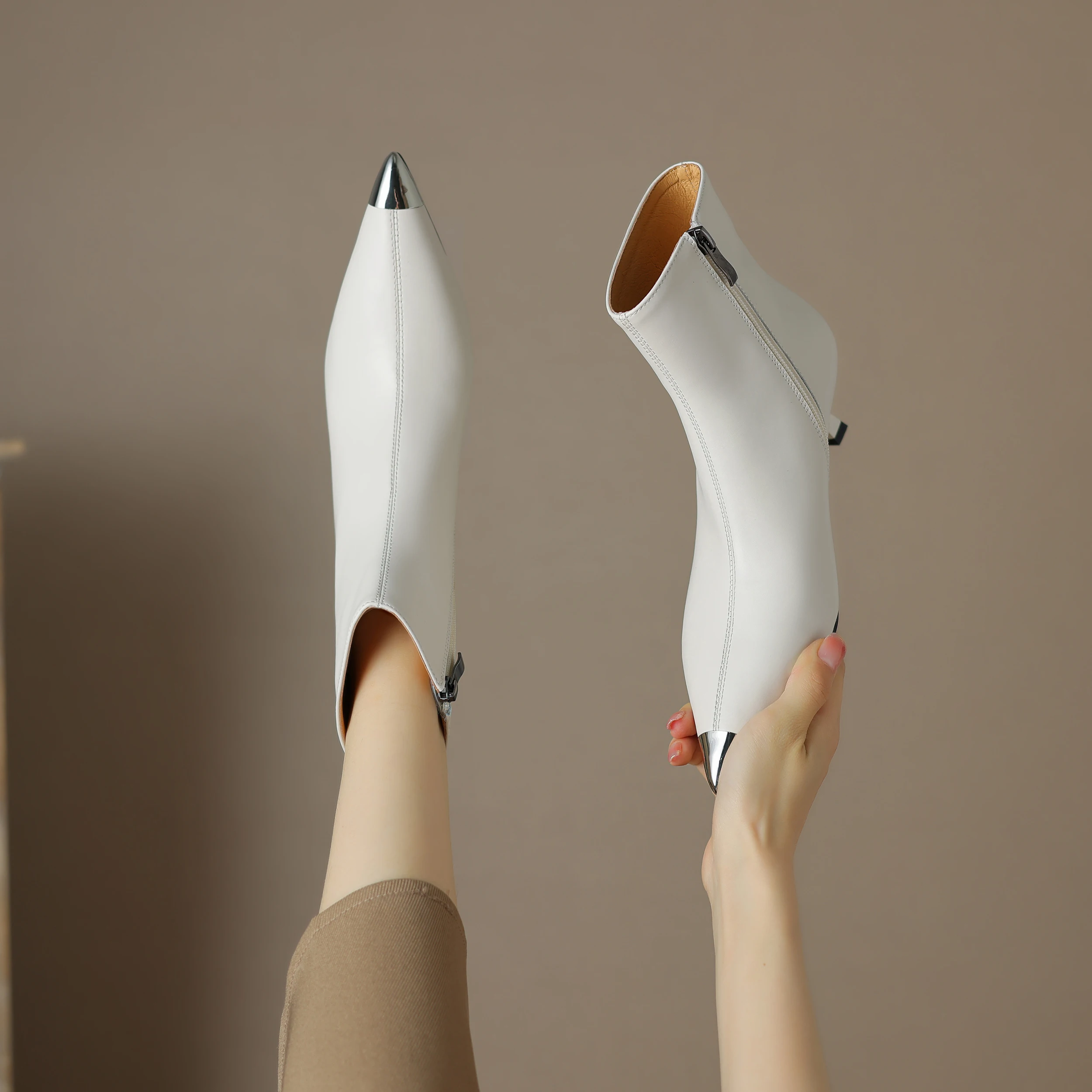 Damskie botki ze skóry naturalnej z metalowym szpicem, na niskim obcasie, zapinane na zamek, eleganckie szpilki, duże rozmiary.