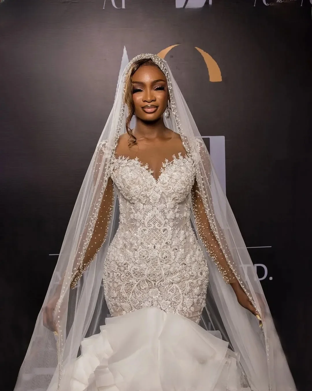 

Свадебное платье русалки больших размеров по индивидуальному заказу для невесты с длинными рукавами, многоуровневое, с прозрачным вырезом, с длинными рукавами, с кружевом из бисера, многоуровневое платье