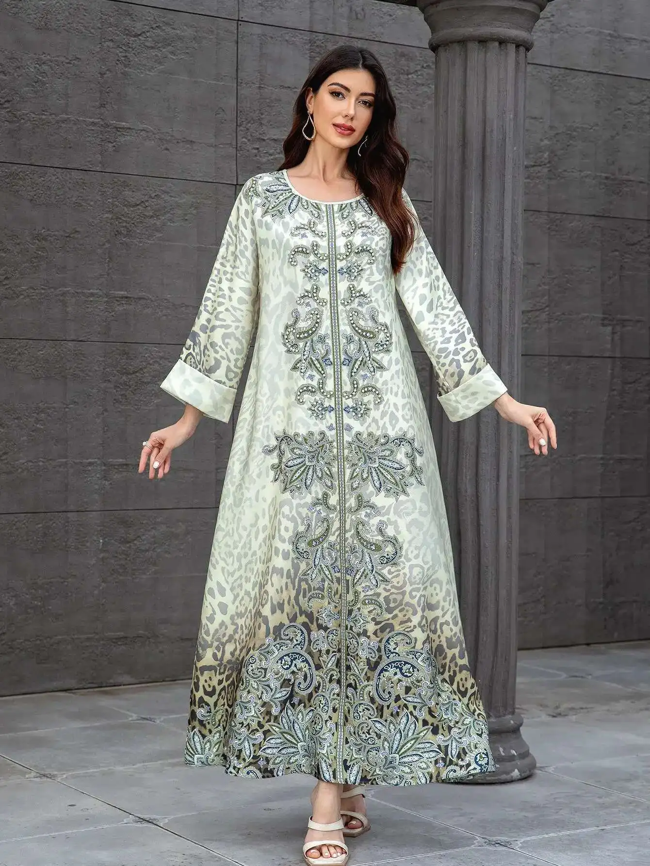 Sw1112 ผู้หญิงมุสลิมยาว Robe เสือดาวพิมพ์ลูกปัด Rhinestone ผู้หญิงชุดยาว Abaya Ramadan ดูไบหรูหราอิสลาม Elegant