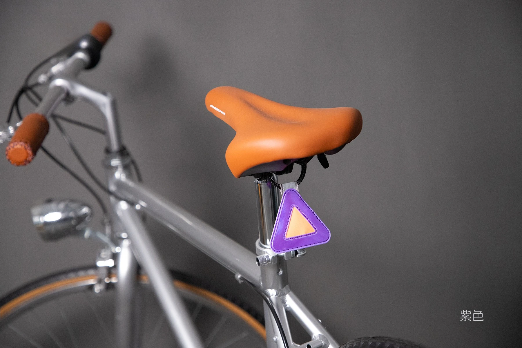 Multifunktionales elastisches reflektierendes Dreiecksschild, Fahrradsattel-Hängereflektor, Sicherheitswarnetikett für Nachtfahrten zur Sicherheit. – Detail 4
