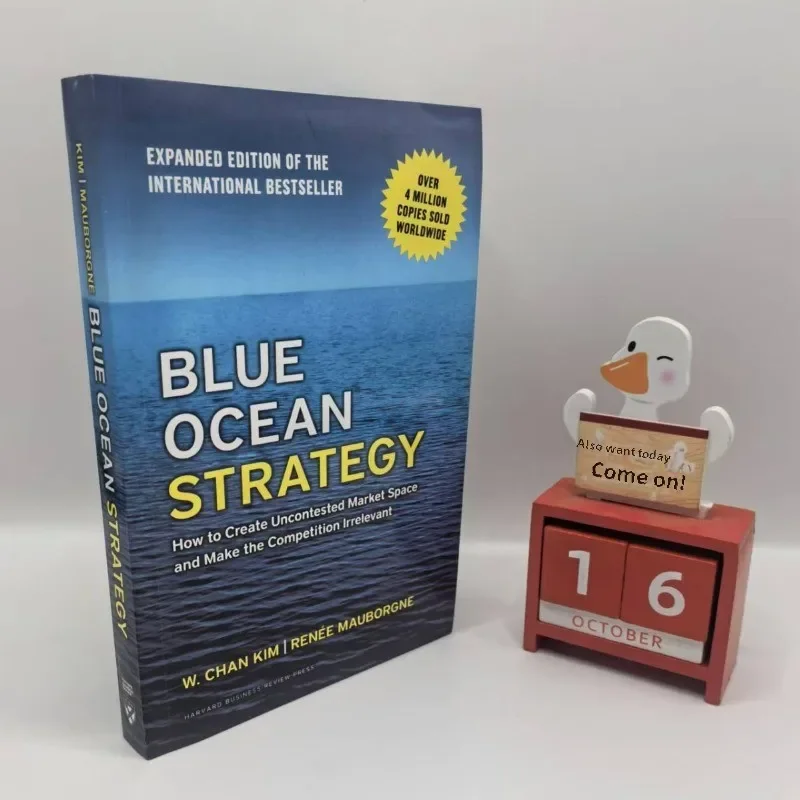 كتاب استراتيجية المحيط الأزرق، الطبعة الموسعة، كيفية إنشاء مساحة السوق غير المتنافسة، تجعل غلافًا ورقيًا غيرًا للمنافسة