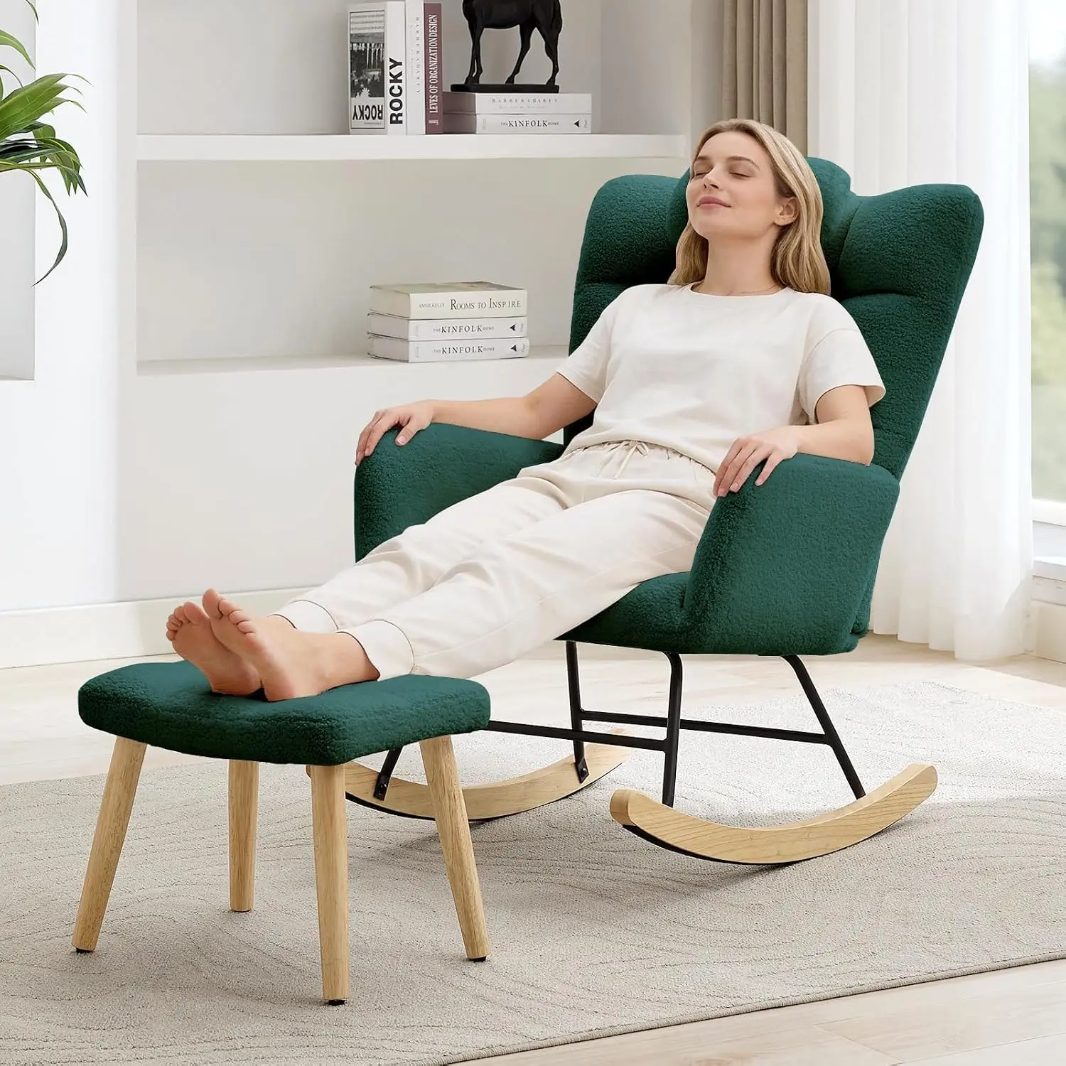 Sedia a dondolo ergonomica con schienale alto e poggiapiedi, imbottita e confortevole, con cuscino morbido, struttura in acciaio resistente e gambe in legno, base antiscivolo, ideale per soggiorno e