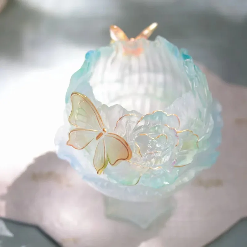 flowers float, fragrance butterflies gradually transform, and the incense burner is made of traditional glass