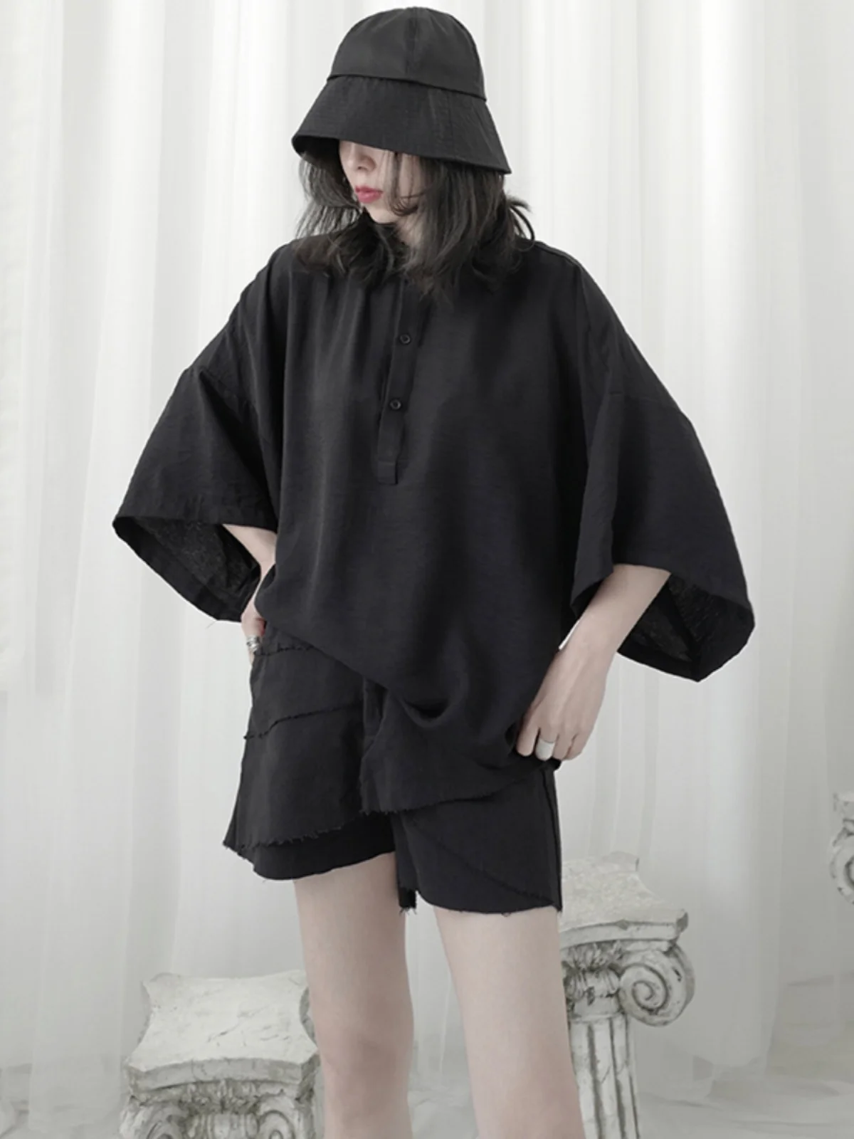 

Yinmi 2025 Новая женская рубашка в горном стиле с коротким рукавом, темная, художественная, с воротником-стойкой, широкими рукавами, дышащая