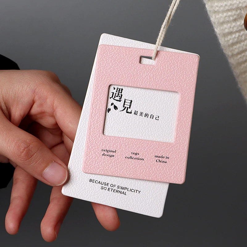 Etiqueta colgante de papel Milano de 700 g personalizada, tarjeta especial para ropa, etiqueta con logotipo impreso, diseño calado, etiqueta de marca para prendas de vestir