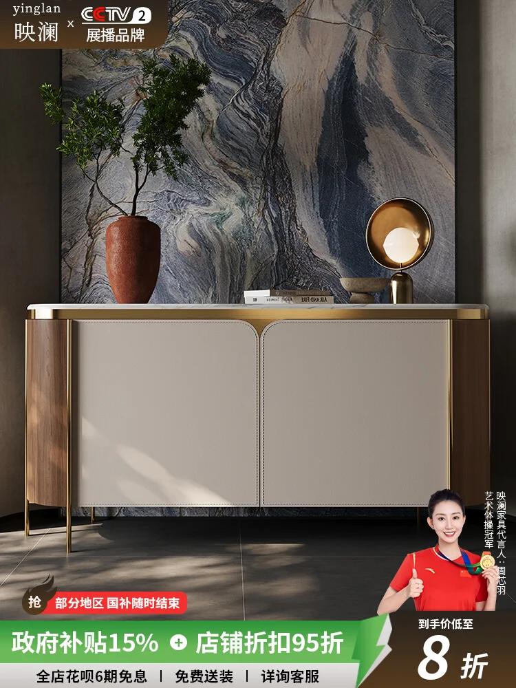 

Входной шкаф для виллы навпроти двери, современный светлый роскошный вход высокого класса, мраморная итальянская стена гостиной.