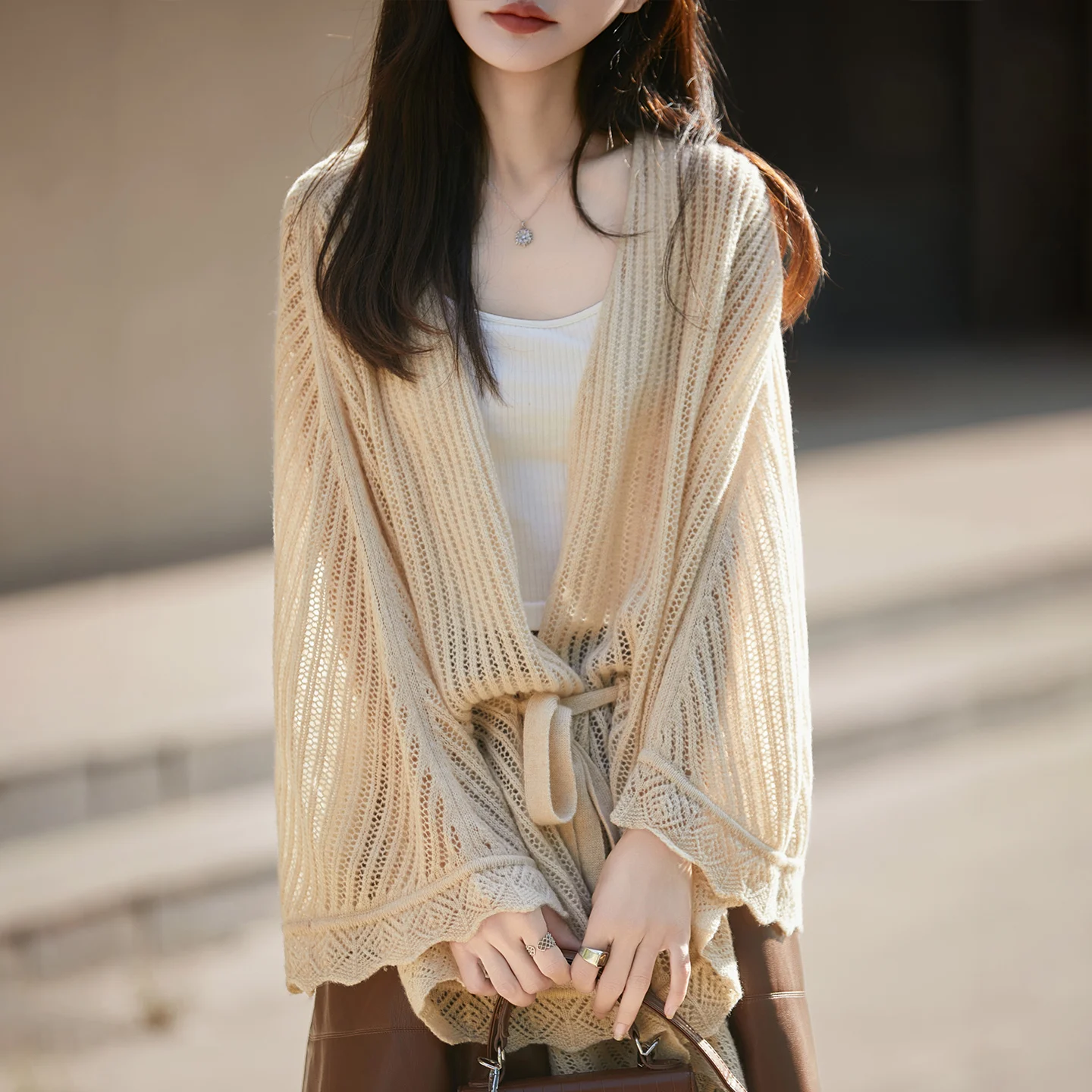 chale-en-laine-a-bordure-dentelle-tendance-100-laine-design-ajoure-pour-femme-pour-une-chaleur-elegante-et-raffinee