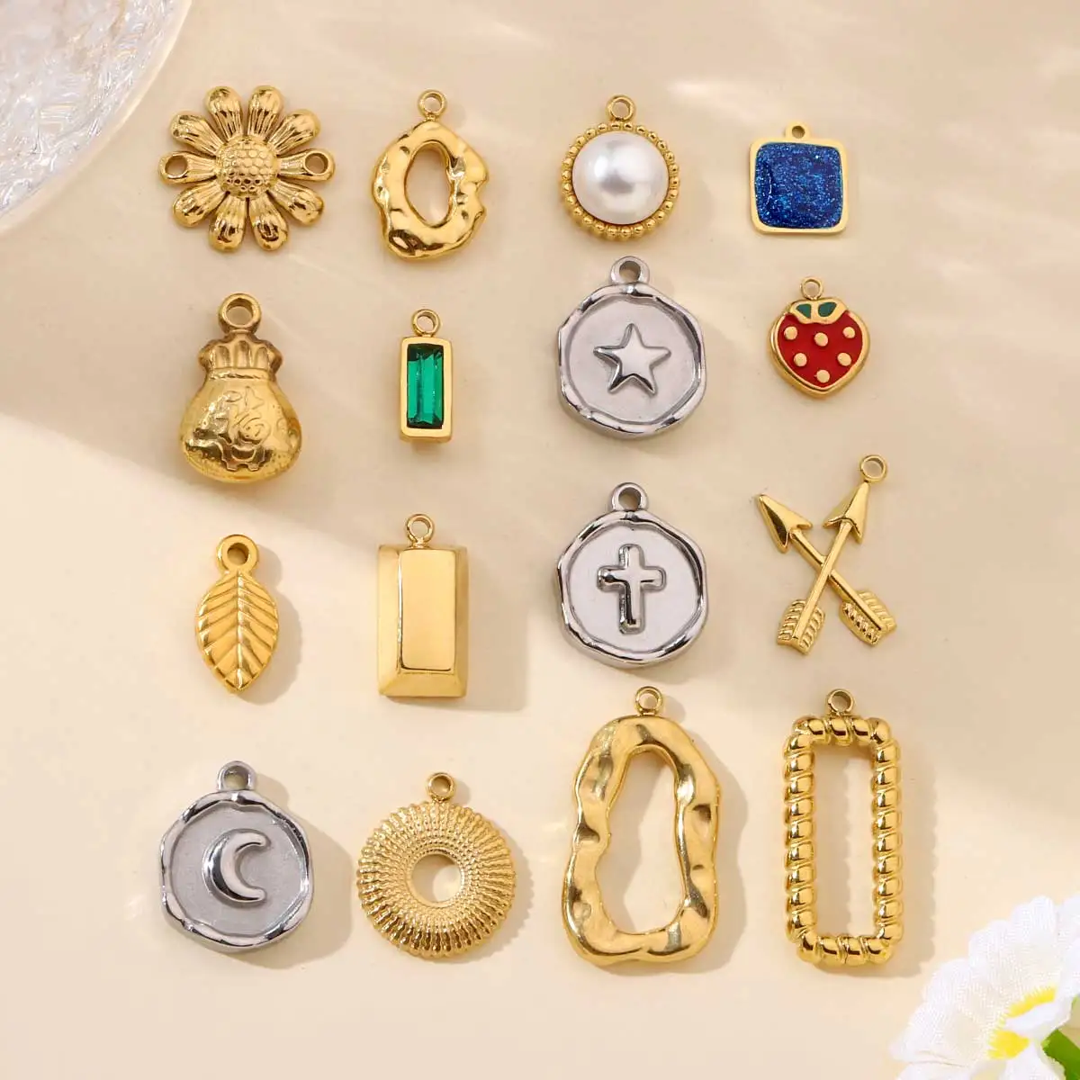 3pcs/Lot Stainless Steel Geometric Nugget Lucky Bag Charms Daisy Strawberry DIY Small Pendants Wholesale