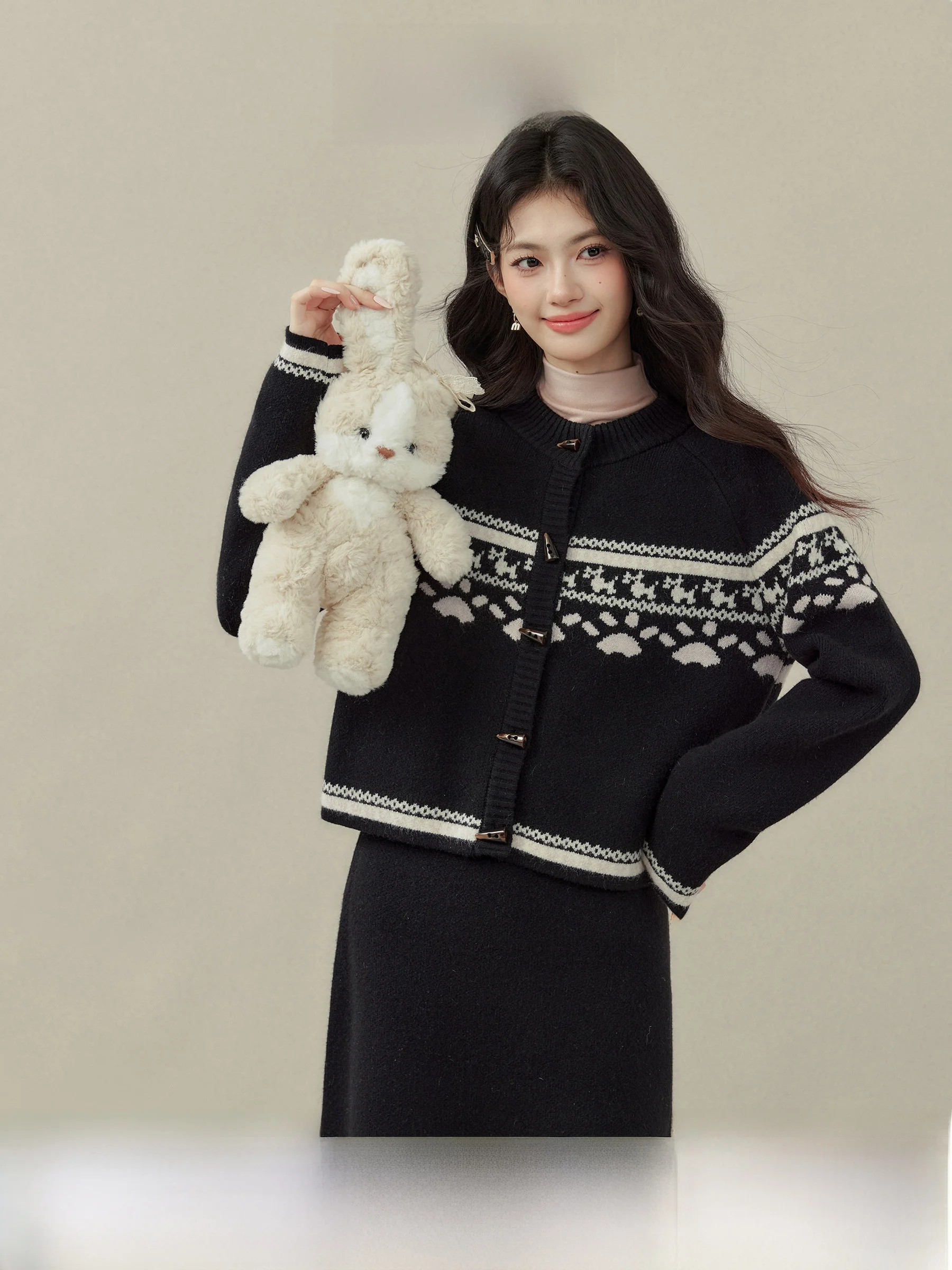 

Вязаный свитер и юбка-карандаш для женщин, повседневный осенне-зимний модный комплект от Wang Xuan, с анималистическим принтом...