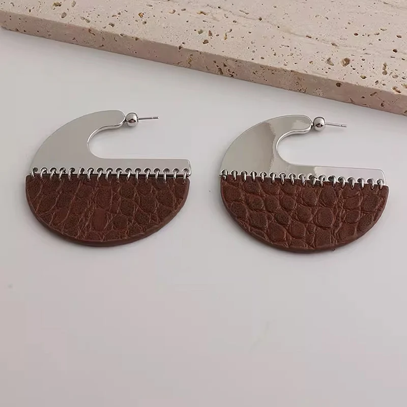 

European and American Fashion Exaggerated Leather Stitching Titanium Steel Silver Needle Luxury Retro Earrings.