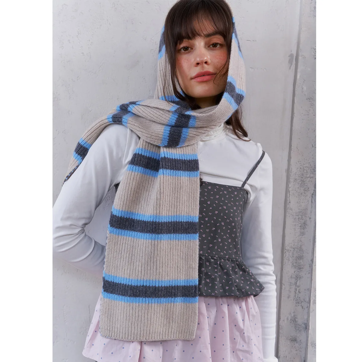 

Новинка зимы 2025 года, вязаный женский шарф в полоску из 100% овчины с толстой теплой мягкой и липкой атмосферой, носить шаль снаружи